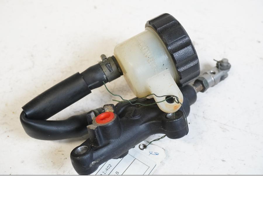 Framsidan på Bromshuvudcylinder från en Yamaha YZF R6 -2000 motorcykel.