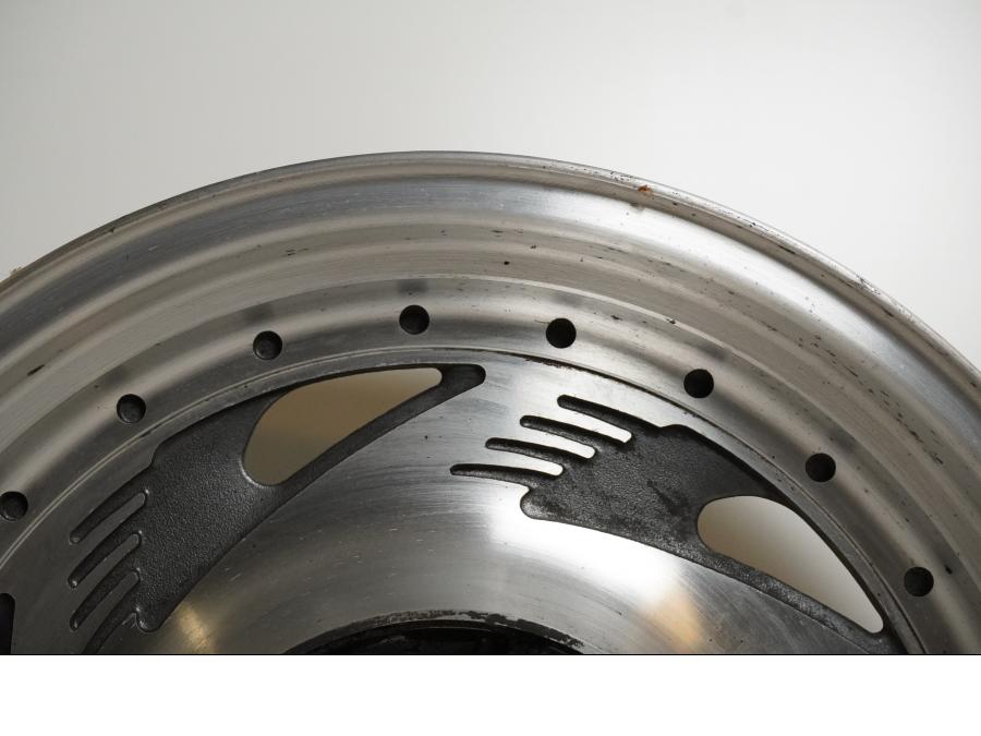 Extrabild5 på Fälg från en Suzuki VZ 800 -1997 motorcykel.