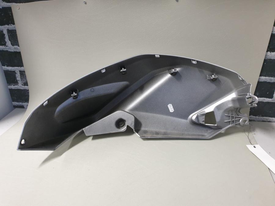 Baksidan på Bensintankskåpa från en Yamaha MT 125 -2017 motorcykel.