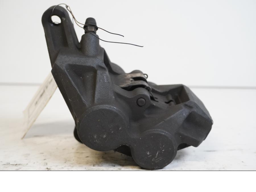 Baksidan på Bromsok från en Yamaha FZ-S 600 -1998 motorcykel.