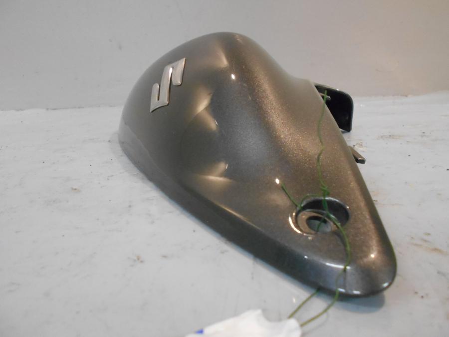 Vänster sida på Bensintankskåpa från en Suzuki DL 650 -2012 motorcykel.