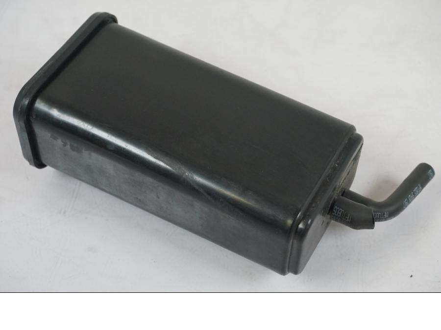 Framsidan på Bensintanksavluftare från en KTM 1290 Super Duke R -2018 motorcykel.