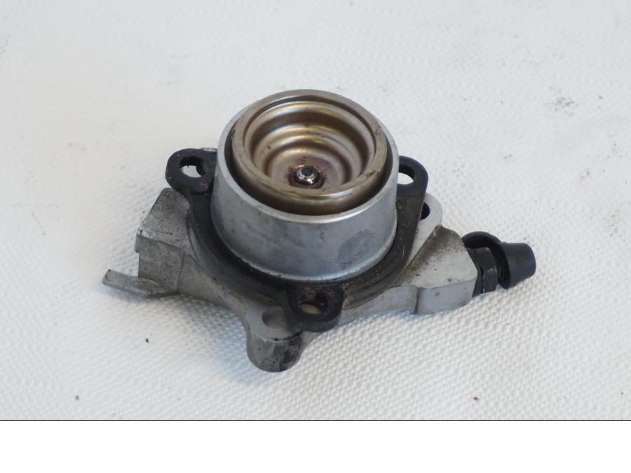 Snett uppifrån på Kopplingslavcylinder från en Kawasaki VN 1500 Mean Streak -2002 motorcykel.