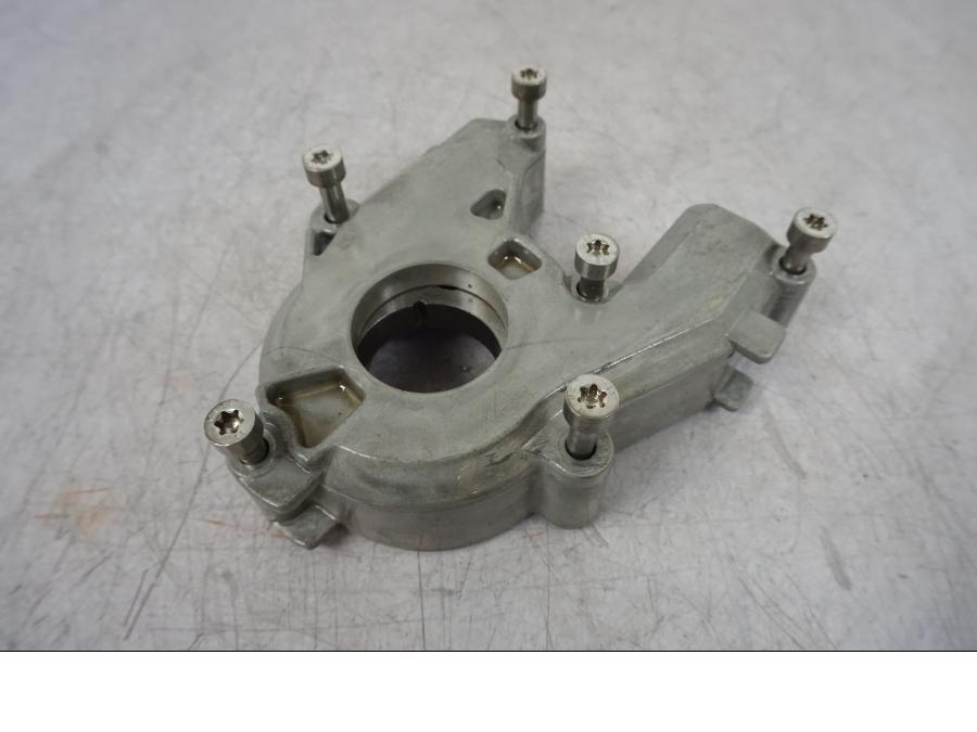 Framsidan på Oljepump från en BMW R 1200 GS -2010 motorcykel.