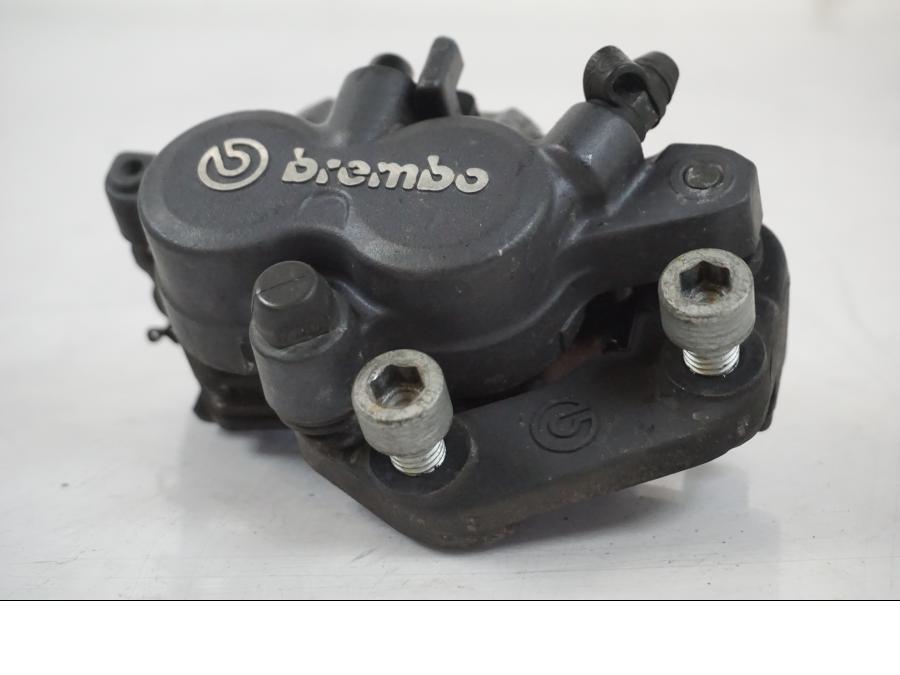 Framsidan på Bromsok från en BMW F 650 CS -2002 motorcykel.