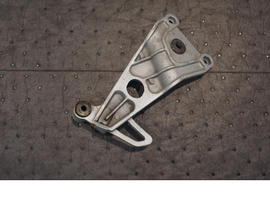 Baksidan på Fotpinnefäste från en Honda NSR 125 -1998 motorcykel.