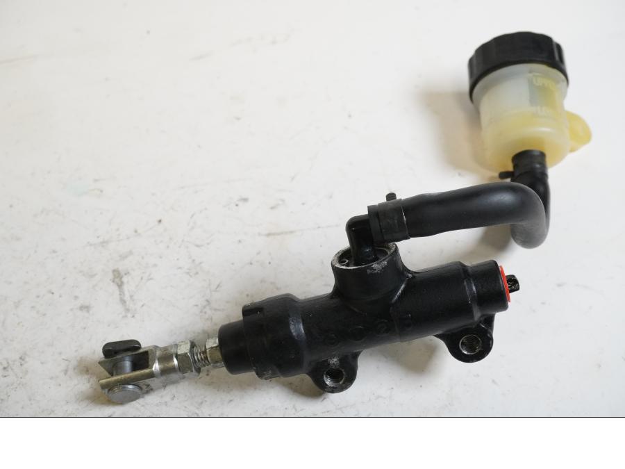 Framsidan på Bromshuvudcylinder från en Triumph Daytona 675 -2010 motorcykel.