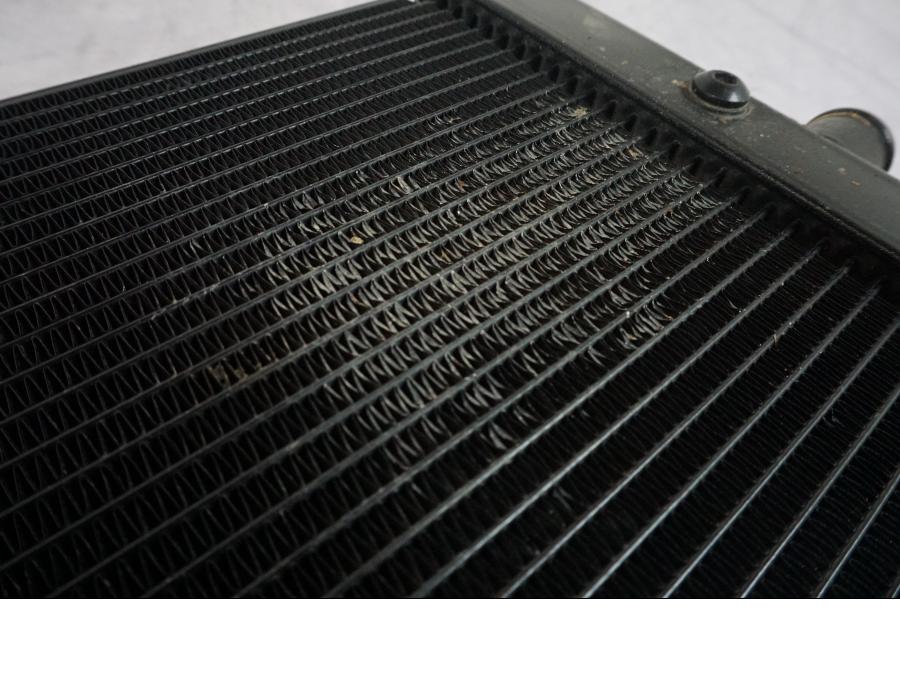 Baksidan på Vattenkyl från en Triumph Bonneville T120 -2021 motorcykel.