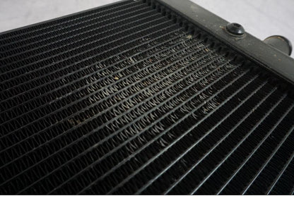 Baksidan på Vattenkyl från en Triumph Bonneville T120 -2021 motorcykel.