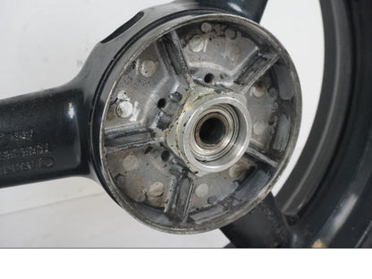 Höger sida på Fälg från en Suzuki SV 650 S -2005 motorcykel.