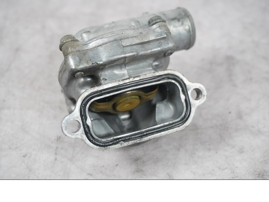 Höger sida på Vattentermostathus från en Kawasaki ZX-10R -2008 motorcykel.