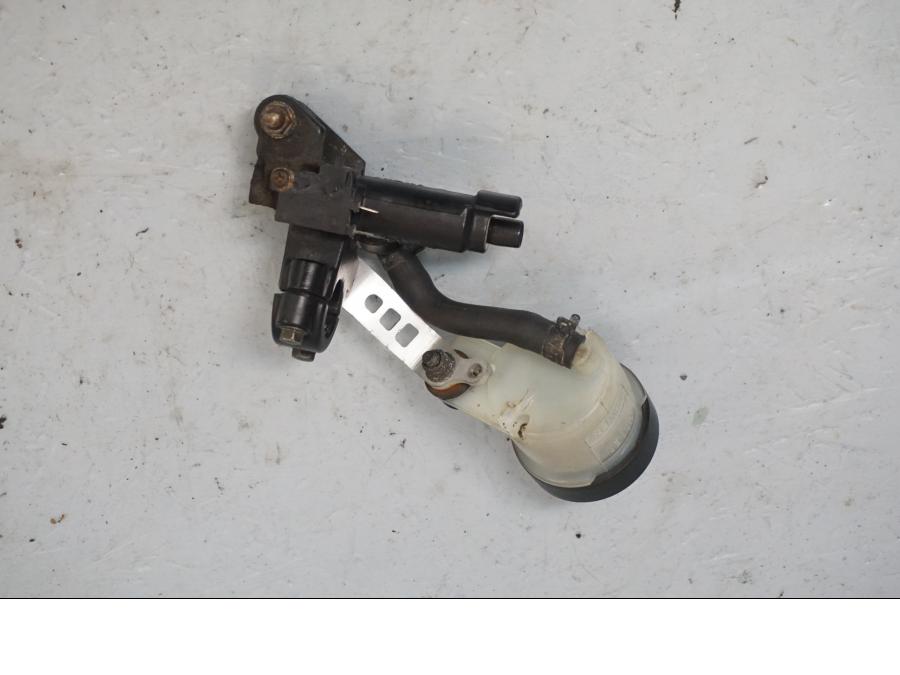 Baksidan på Bromshuvudcylinder från en Honda CBR 900 RR -1996 motorcykel.