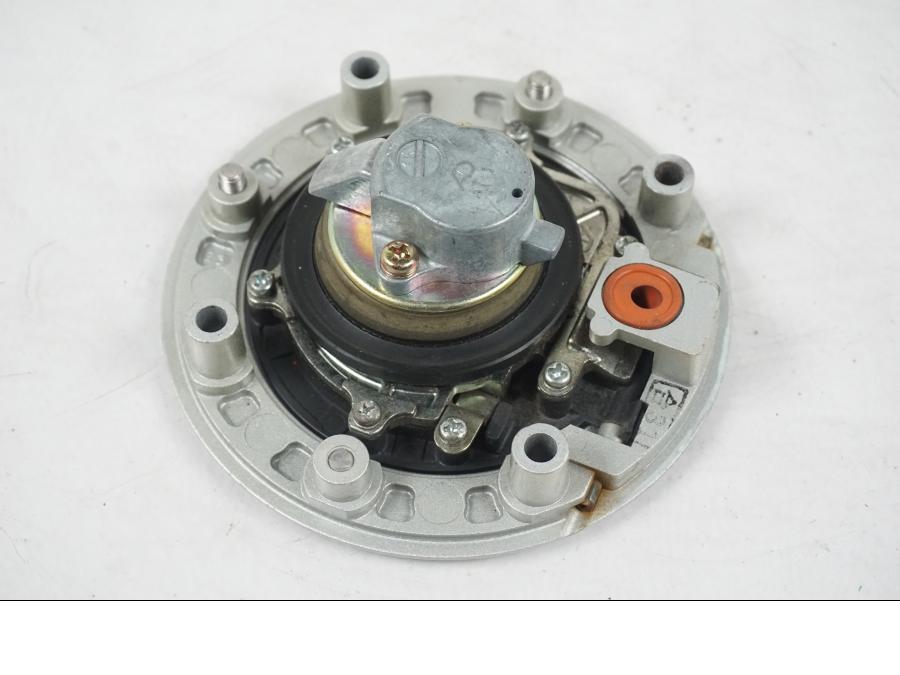 Extrabild1 på <p>Tanklock från Suzuki GSX 750 W 2002.</p>

<p>Med 1st nyckel. Repor finns på tanklocket se bilder.</p> motorcykel.