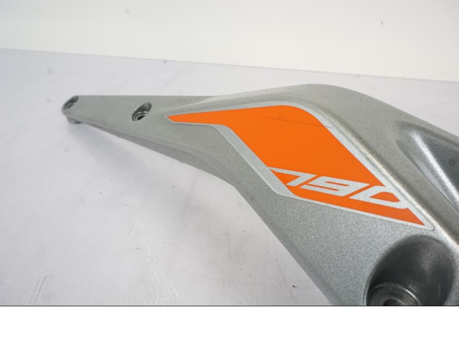 Höger sida på Bakram från en KTM 790 Duke -2019 motorcykel.