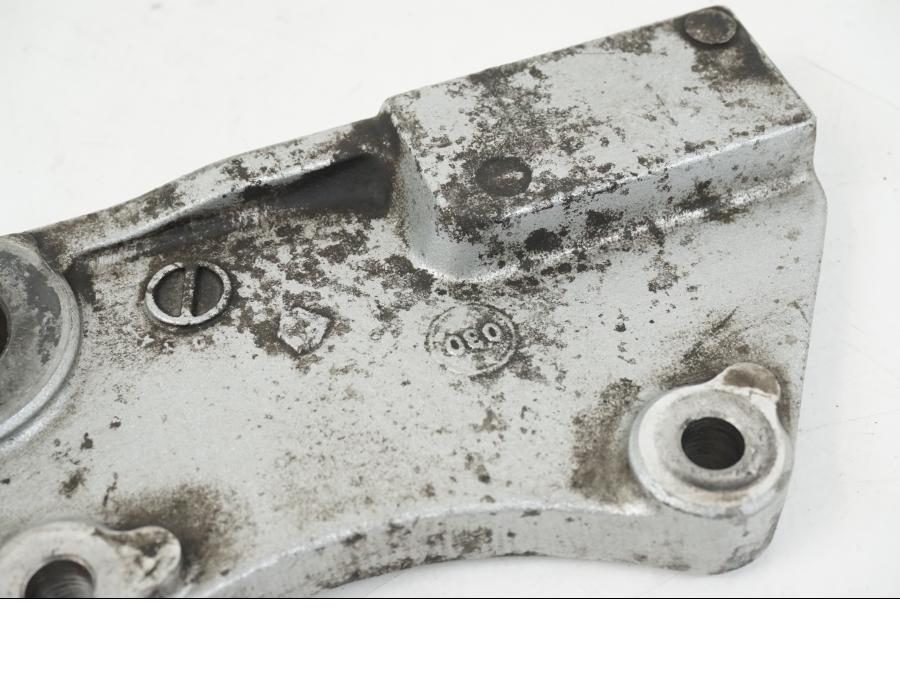 Baksidan på Bromsoksfäste från en Kawasaki Z 750 -2006 motorcykel.