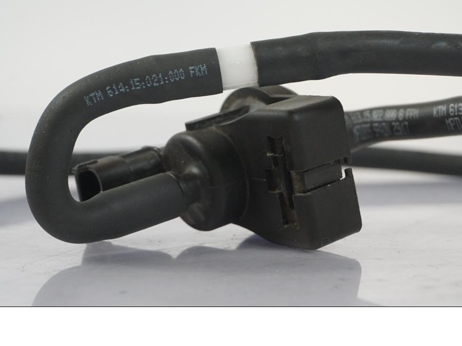 Höger sida på Fuel Evap System från en KTM 1290 Super Duke R -2018 motorcykel.