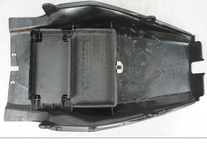 Vänster sida på Undertail från en KTM 690 Duke -2015 motorcykel.