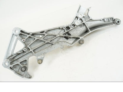 Snett nerifrån på Fotpinnefäste från en Honda ST 1300 -2002 motorcykel.