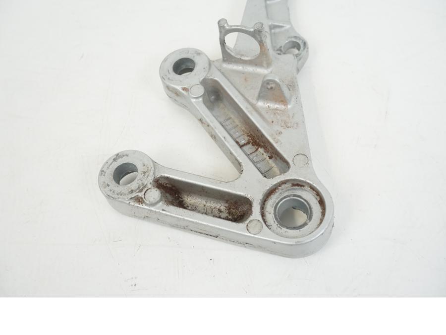 Snett nerifrån på Fotpinnefäste från en Suzuki GSX-R 750 -2001 motorcykel.