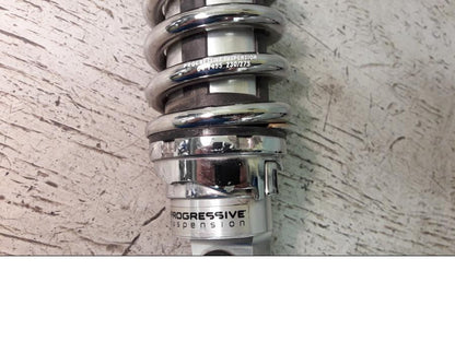 Baksidan på Stötdämpare från en H-D Harley diverse -2010 motorcykel.