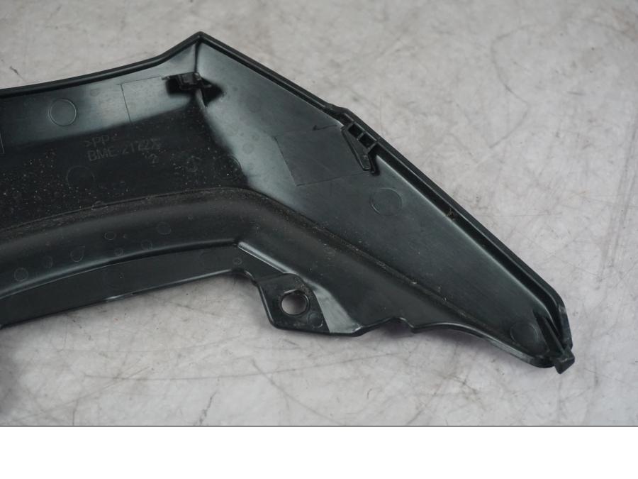 Snett uppifrån på Bakvinge från en Yamaha MT-09 -2024 motorcykel.