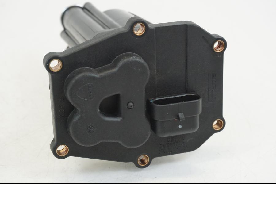 Extrabild4 på Bensinpump insprut från en Ducati Streetfighter V4 -2020 motorcykel.