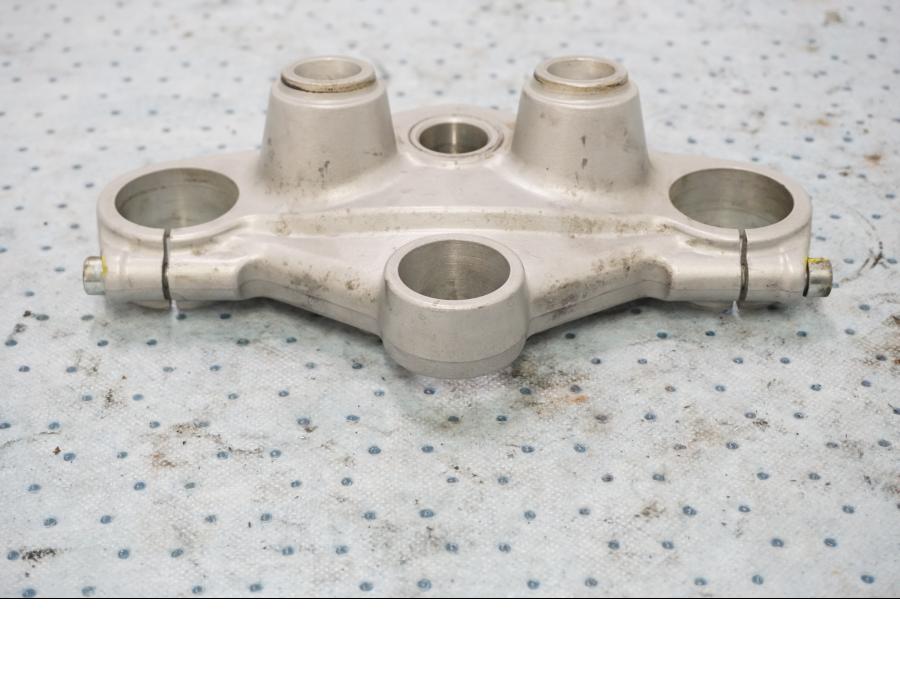 Baksidan på Gaffelkrona från en BMW F 650 -1998 motorcykel.