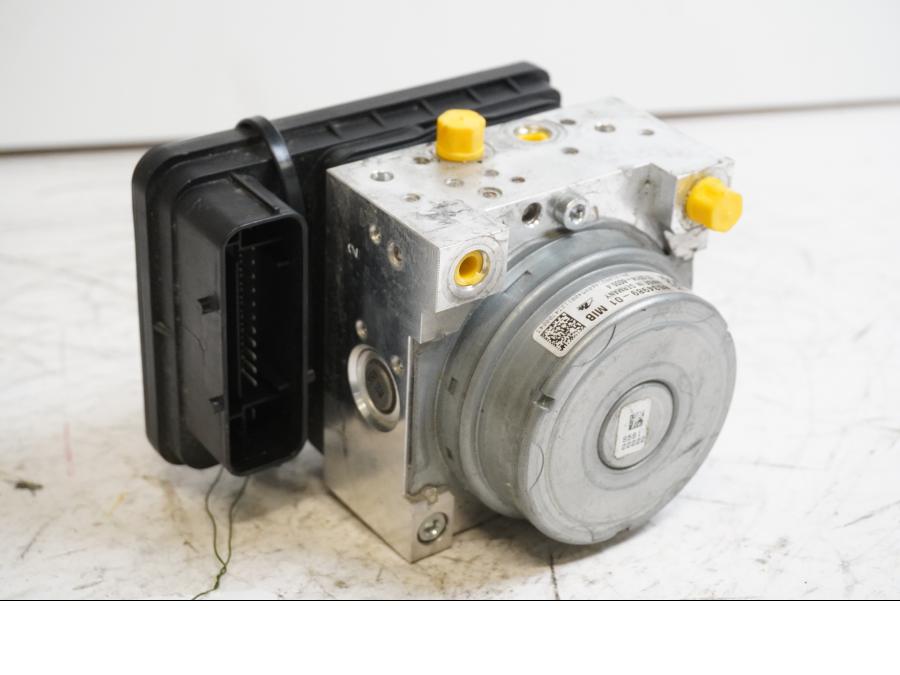 Framsidan på ABS Modulator från en BMW R 1200 GS -2013 motorcykel.