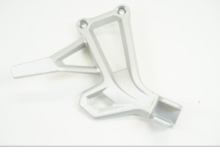 Framsidan på Fotpinnefäste från en BMW F 850 GS -2021 motorcykel.