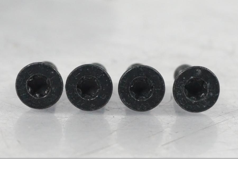 Snett nerifrån på <p>Låssats från BMW F 800 R 2010.</p>

<p>Tändningslås med antenn lite ful i ena fästet, tanklock, sadellås och 1st nyckel.</p> motorcykel.