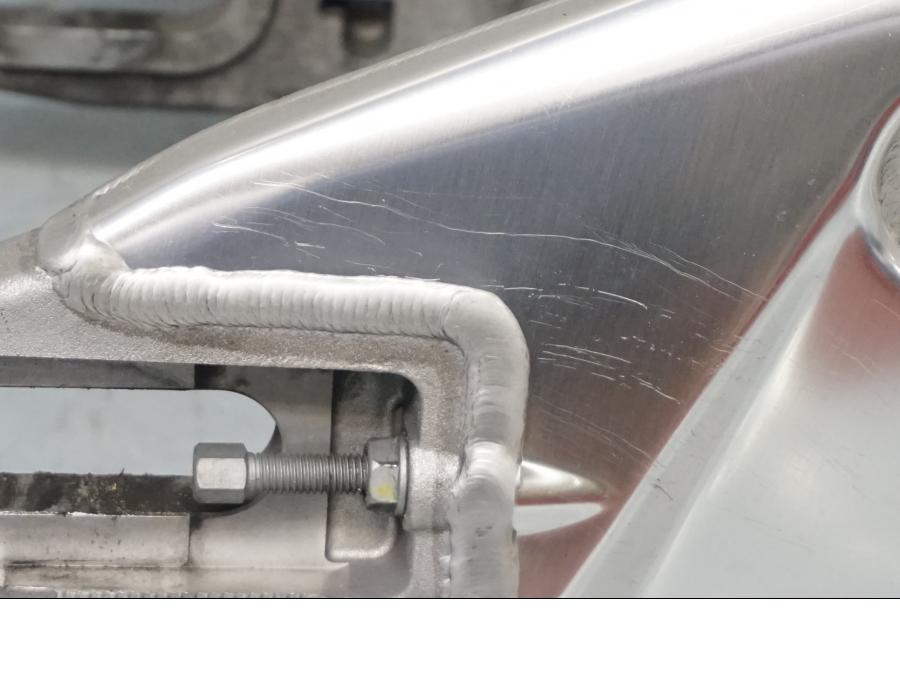 Snett uppifrån på Sving från en Aprilia Tuono V4R -2018 motorcykel.