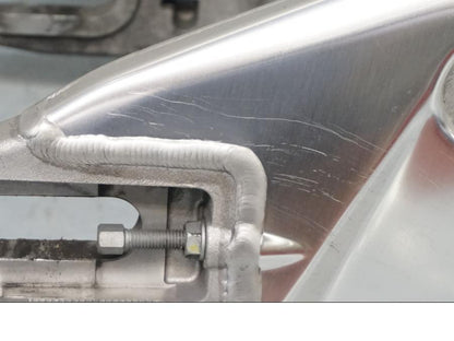 Snett uppifrån på Sving från en Aprilia Tuono V4R -2018 motorcykel.