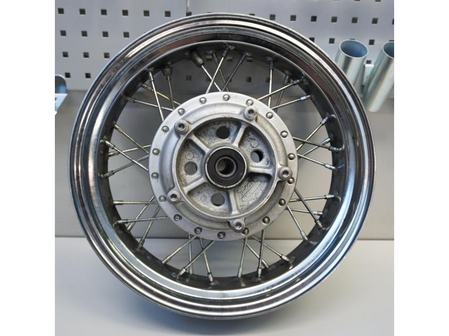 Baksidan på Fälg från en Kawasaki VN 900 -2006 motorcykel.