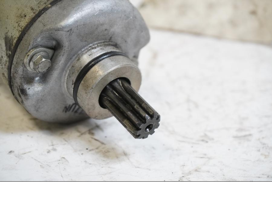 Baksidan på Startmotor från en Yamaha YZF 1000 R -1998 motorcykel.