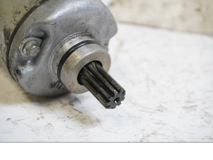 Baksidan på Startmotor från en Yamaha YZF 1000 R -1998 motorcykel.