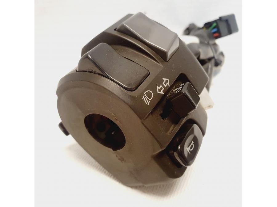 Baksidan på Styrelreglage från en Kawasaki GTR 1400 -2008 motorcykel.