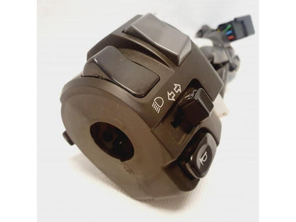 Baksidan på Styrelreglage från en Kawasaki GTR 1400 -2008 motorcykel.