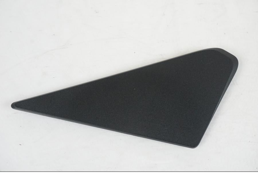 Framsidan på Sidopanel från en KTM 1290 Super Duke R -2022 motorcykel.