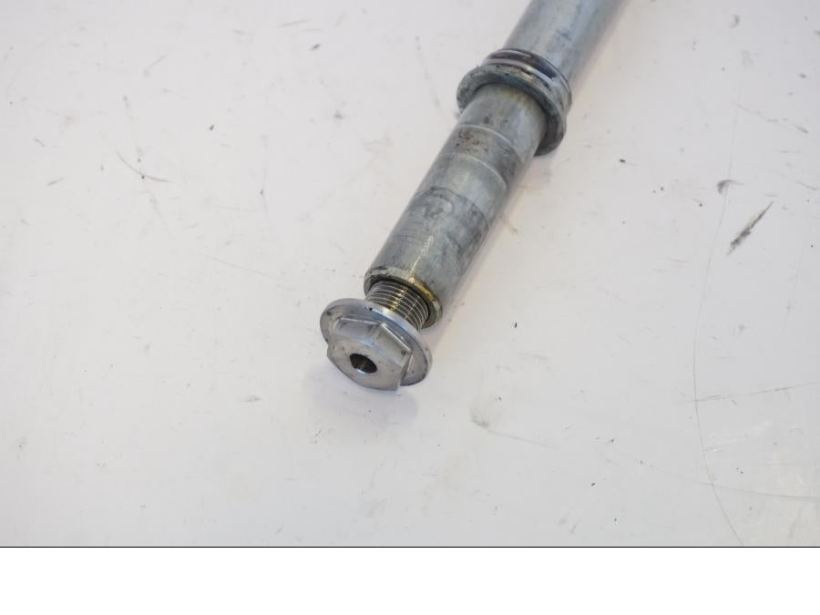 Höger sida på Axel från en Honda CBR 900 RR -2001 motorcykel.