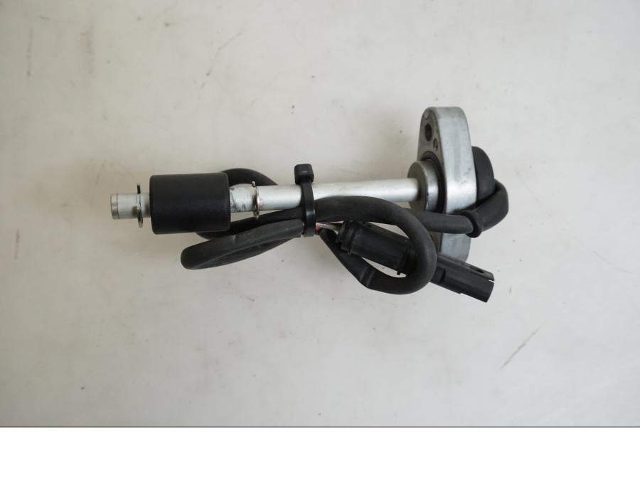 Baksidan på Oljenivågivare från en BMW K 1200 S -2007 motorcykel.