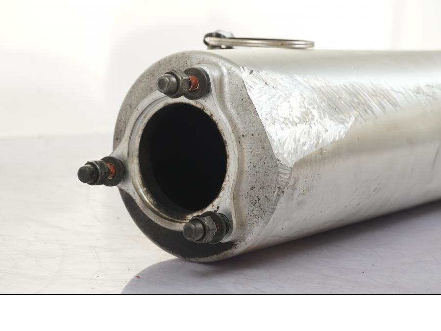 Höger sida på Ljuddämpare från en Suzuki GSX 1300 RX -1999 motorcykel.