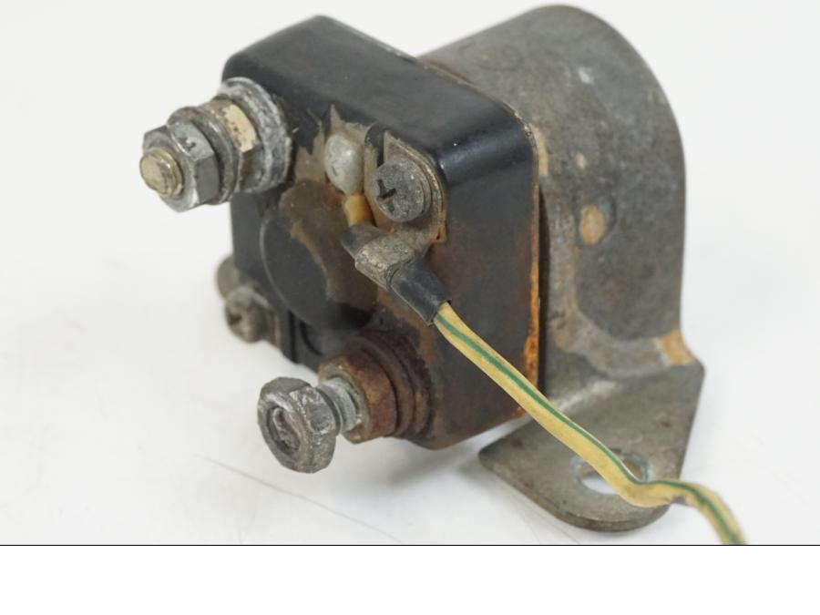 Snett uppifrån på Startrelä från en Suzuki GS 1000 -1978 motorcykel.