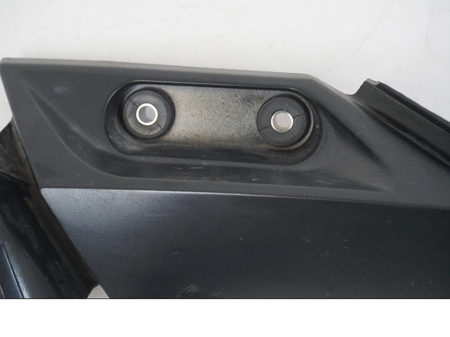 Vänster sida på Sidkåpa från en Yamaha YZF 1000 R1 -2006 motorcykel.