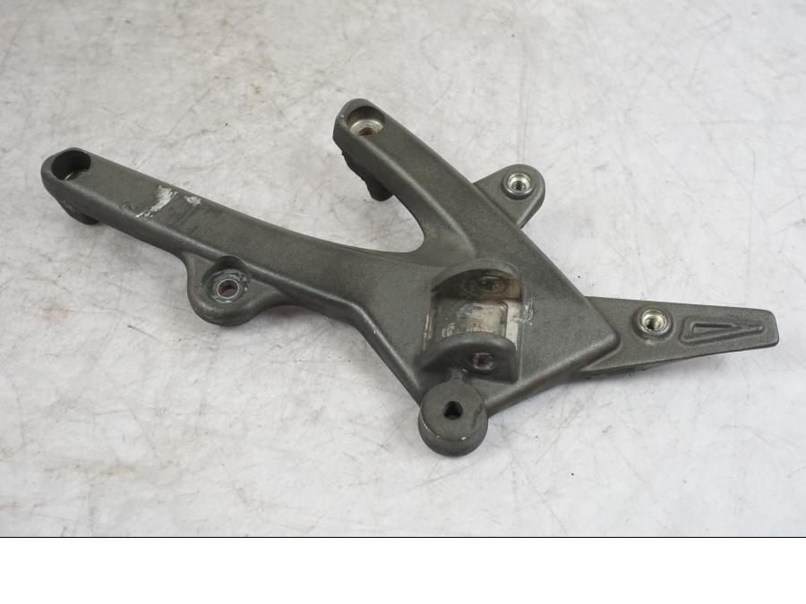 Vänster sida på Fotpinnefäste från en Buell 1125 R -2008 motorcykel.