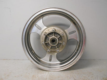 Baksidan på Fälg från en Suzuki VZ 1600 -2004 motorcykel.