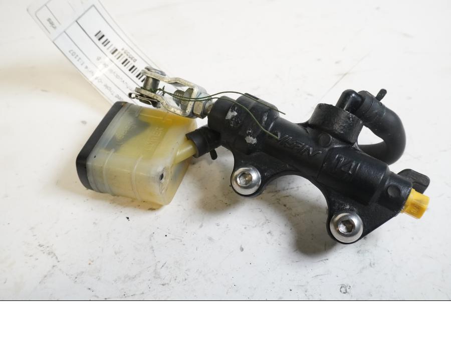 Framsidan på Bromshuvudcylinder från en Triumph Speed Triple -2009 motorcykel.