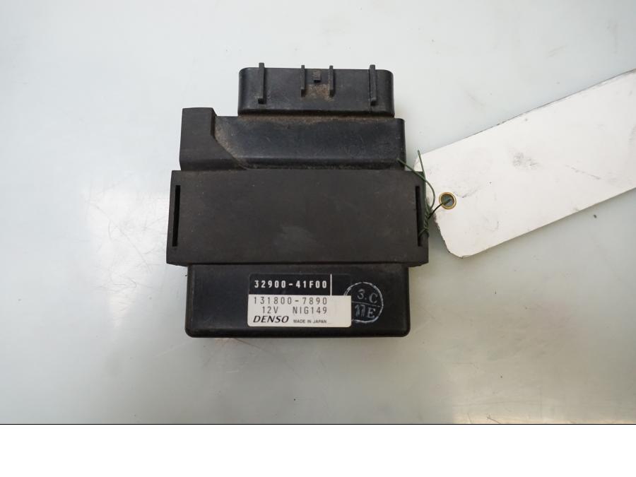 Framsidan på CDI / ECU från en Suzuki VL 800 -2001 motorcykel.