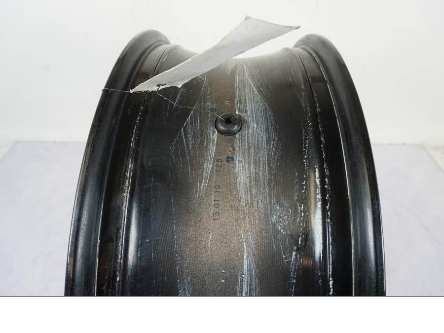 Extrabild1 på Fälg från en Suzuki GSX 1300 R -2010 motorcykel.