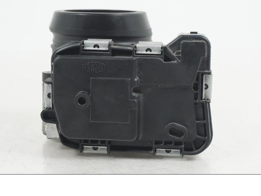 Vänster sida på Spjällhus från en Ducati Hyperstrada -2013 motorcykel.