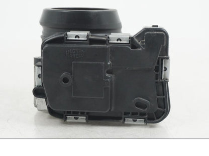 Vänster sida på Spjällhus från en Ducati Hyperstrada -2013 motorcykel.